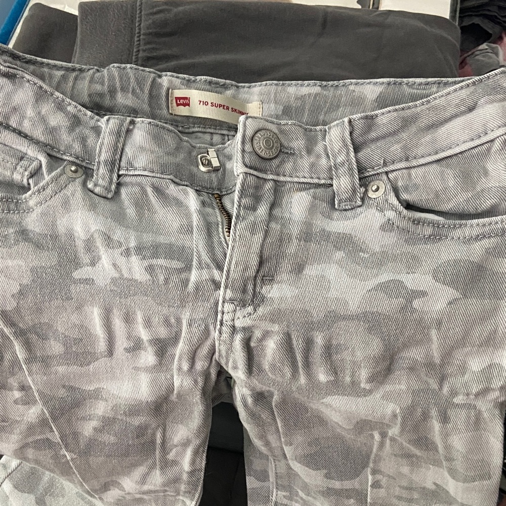 Levi's 710 Super Skinny Light Grey Camo Jeans size 7, stretch
